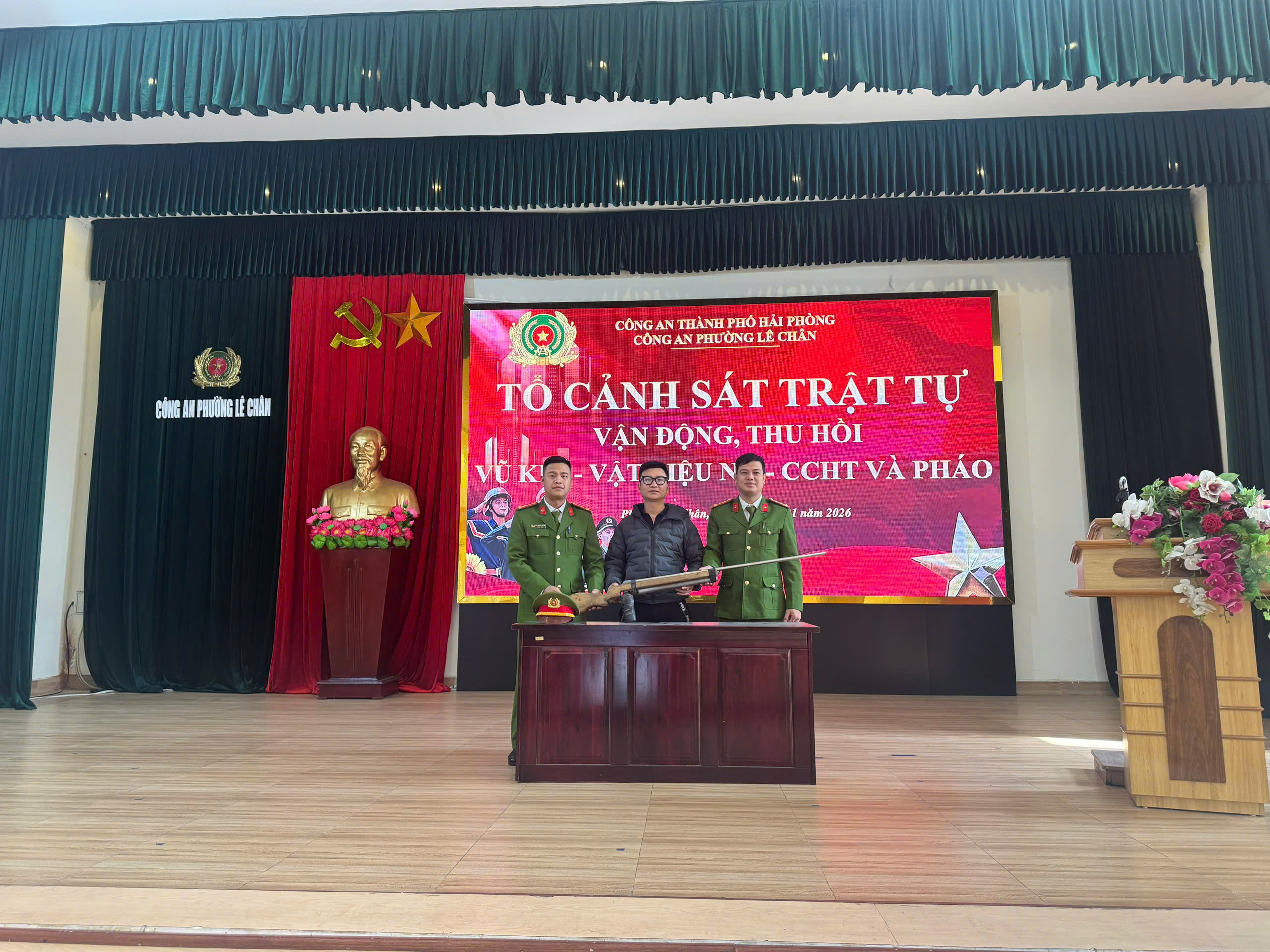 Công an các phường Lê Chân, phường Trần Nhân Tông, phường An Hải và xã An Trường: Vận động Nhân dân thu hồi 05 khẩu súng các loại và 5,6kg pháo